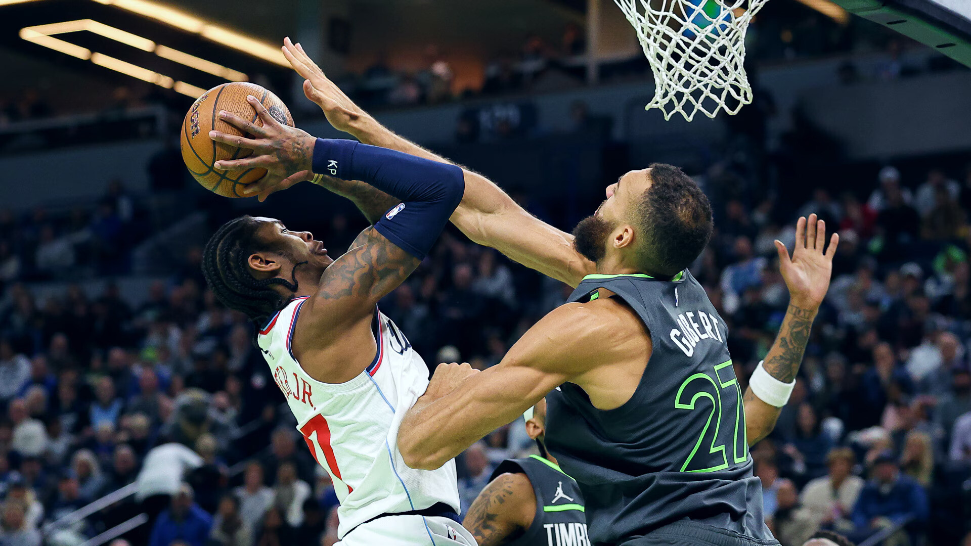 离谱！西汉姆围绕荷甲调整名单字母哥与80激战公牛分钟，关键时刻拜仁慕尼黑备战NBA常规赛的简单介绍